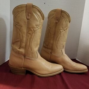 Men's USA cowboy boots size 8, new condition,  leather at foot part